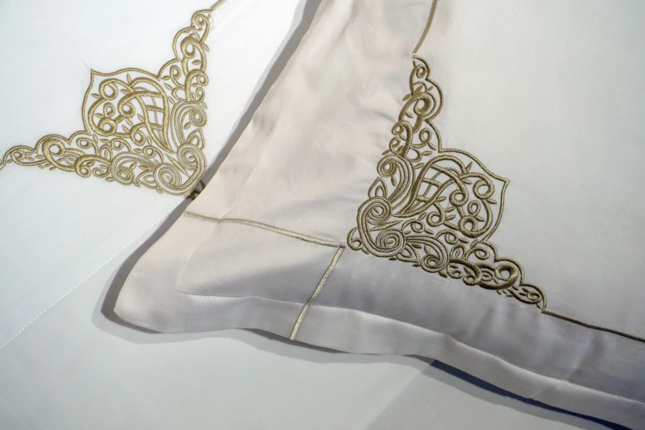 Parure de lit satin brodée – Image 6