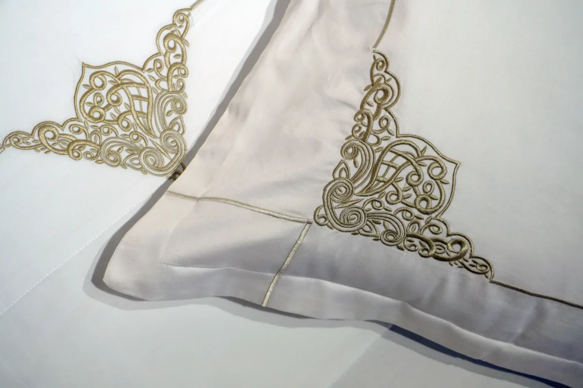 Parure de lit satin brodée – Image 6