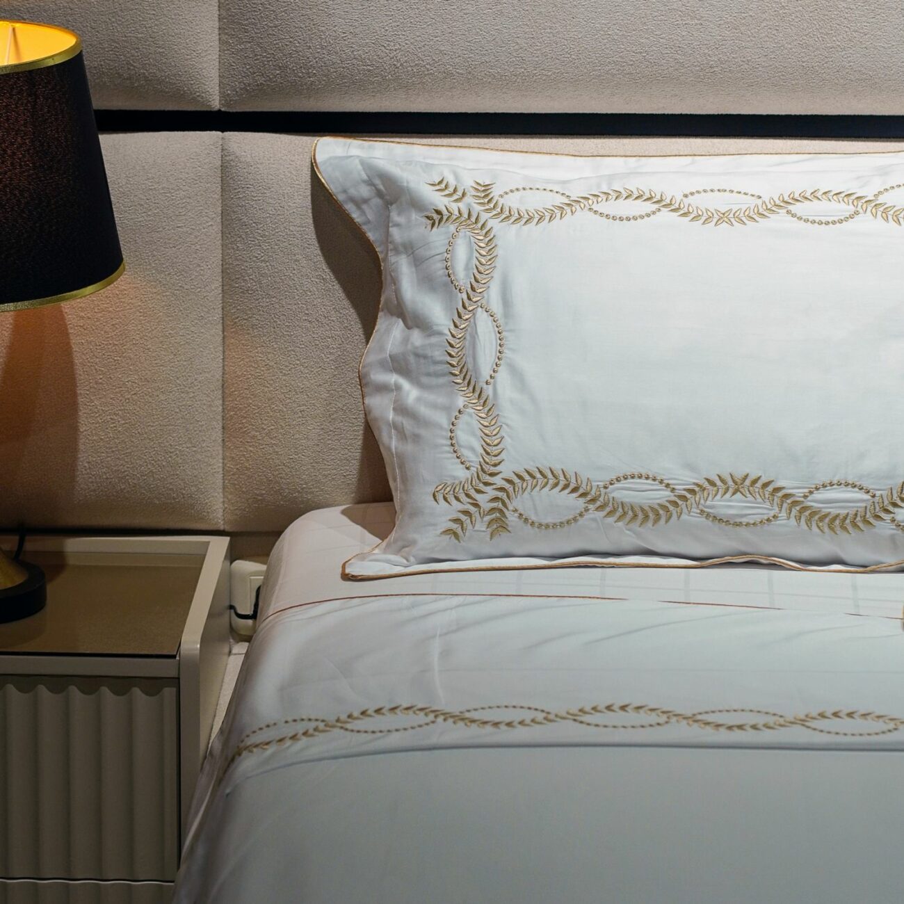 Parure de lit luxe satin de coton brodé – Image 3