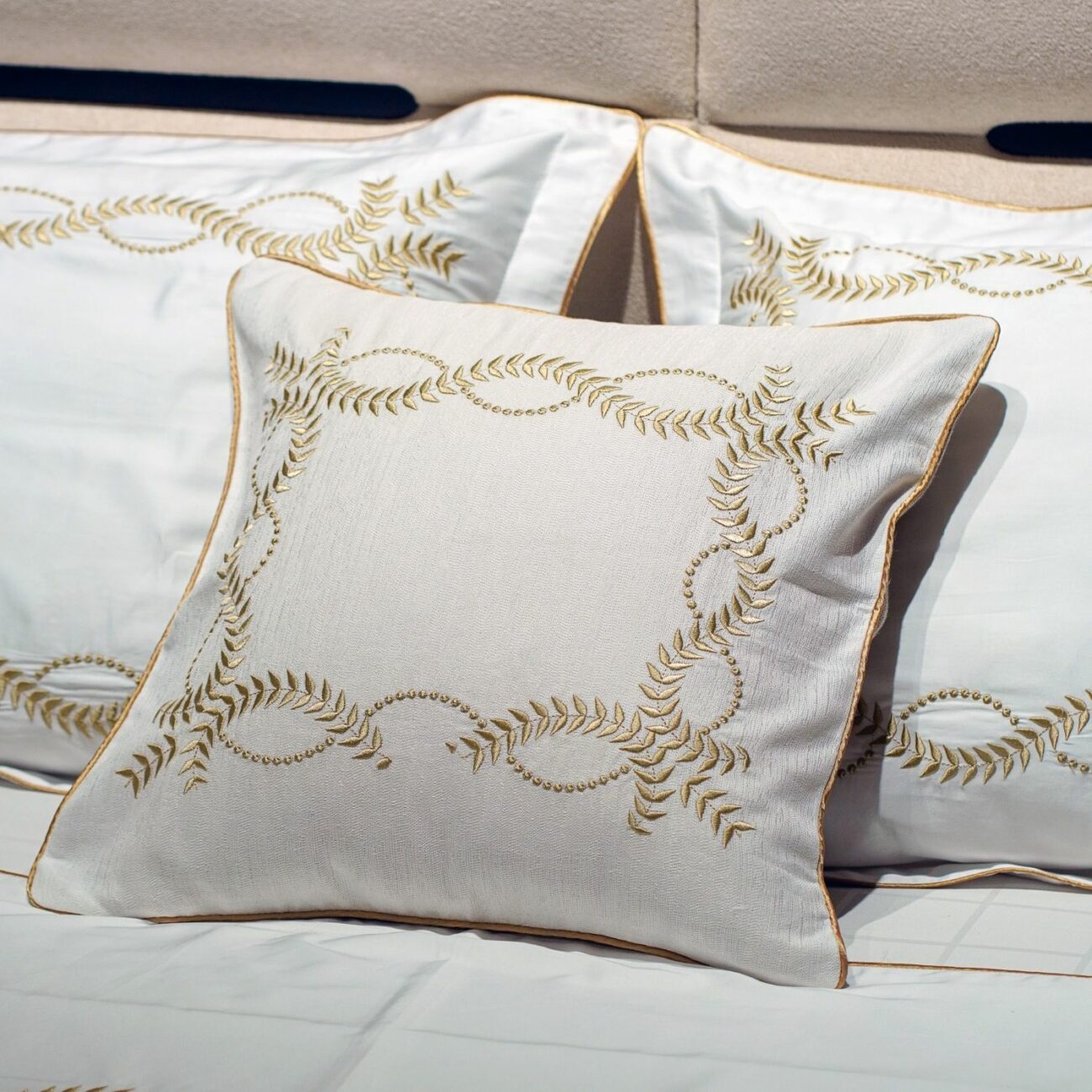 Parure de lit luxe satin de coton brodé