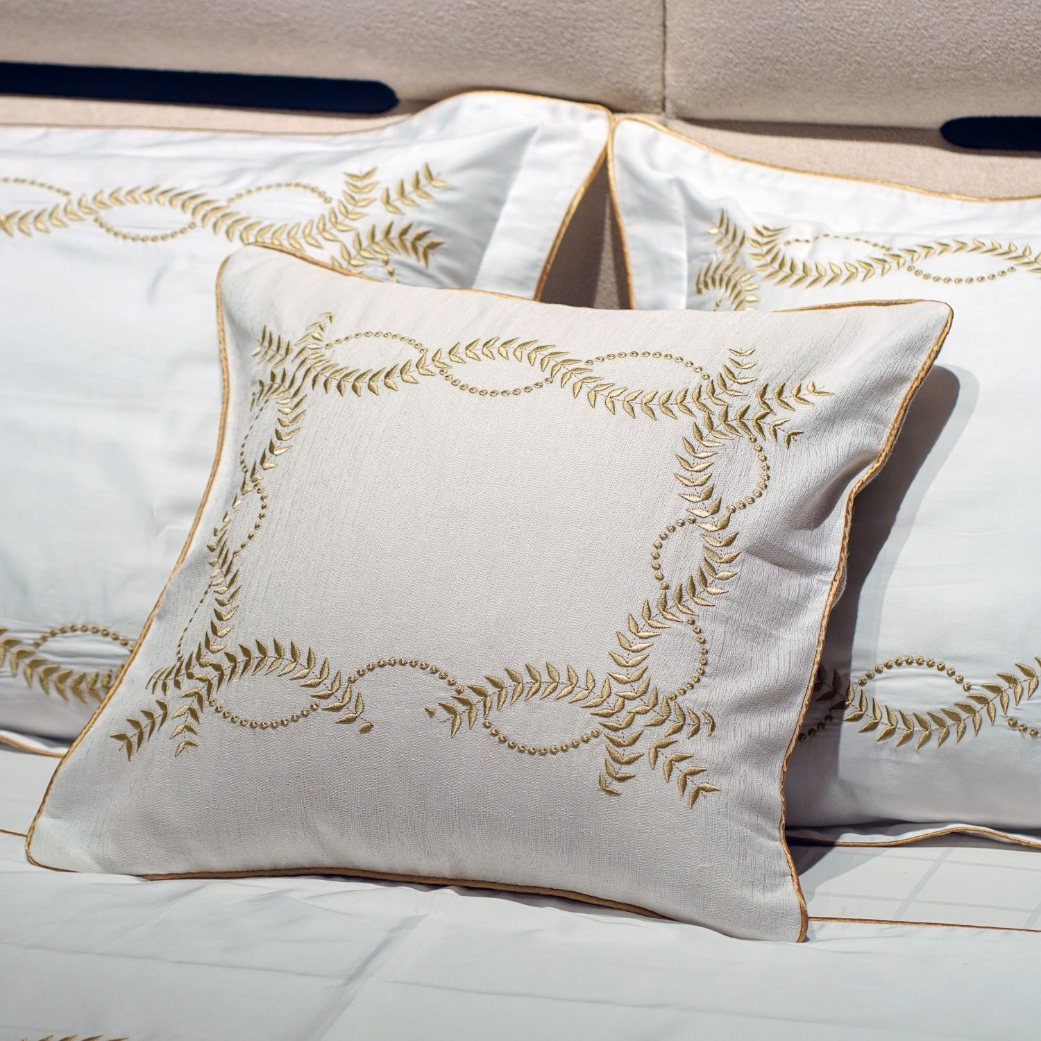 Parure de lit luxe satin de coton brodé