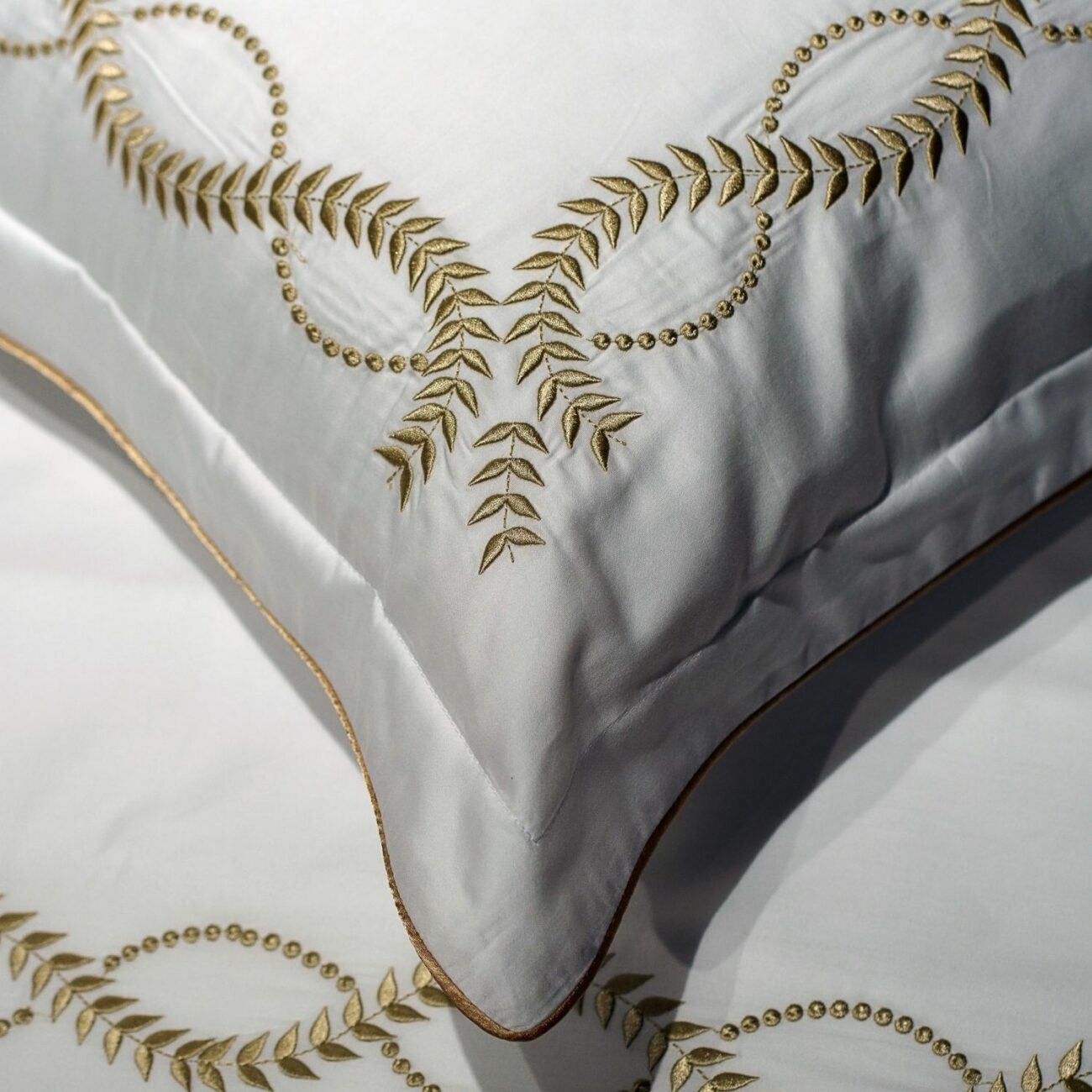 Parure de lit luxe satin de coton brodé – Image 9
