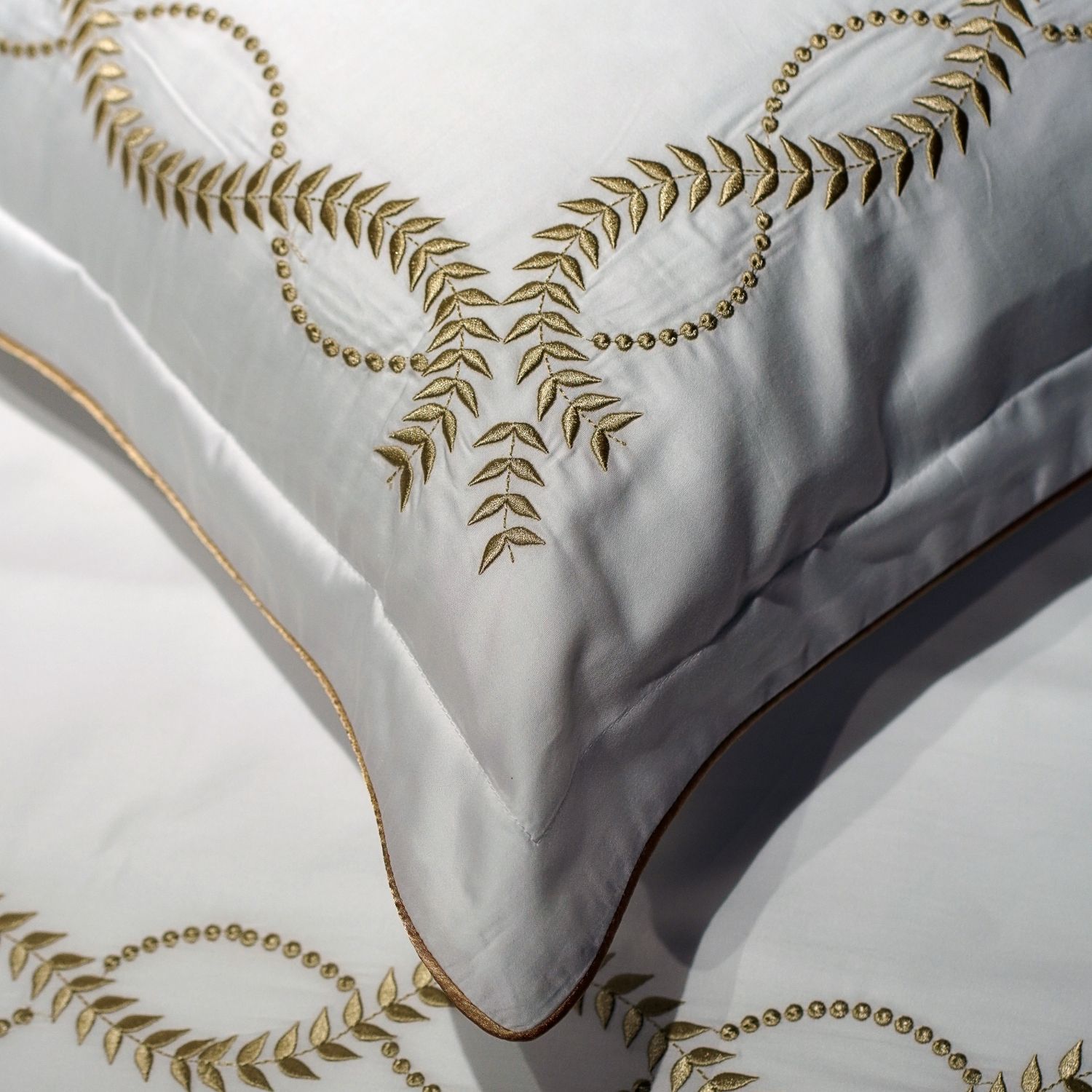 Parure de lit luxe satin de coton brodé – Image 9